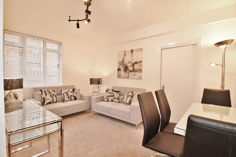 Flat Hammersmith Road in Greater London
