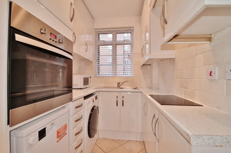 Flat Hammersmith Road in Greater London