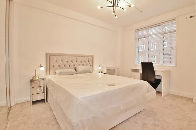 Flat Hammersmith Road in Greater London