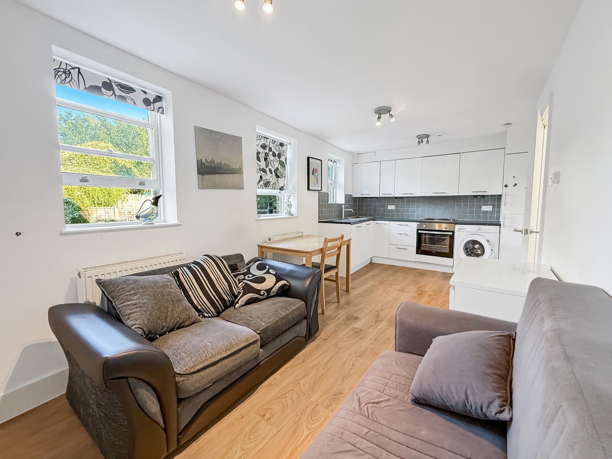 Flat Courthill Road in Greater London