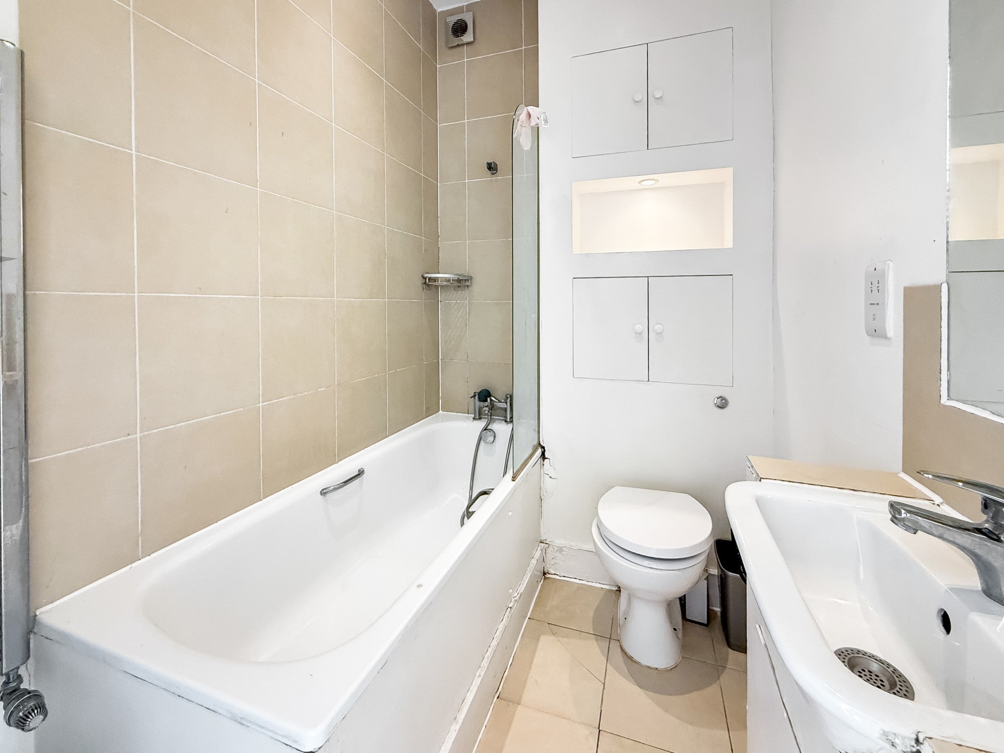 Flat Courthill Road in Greater London