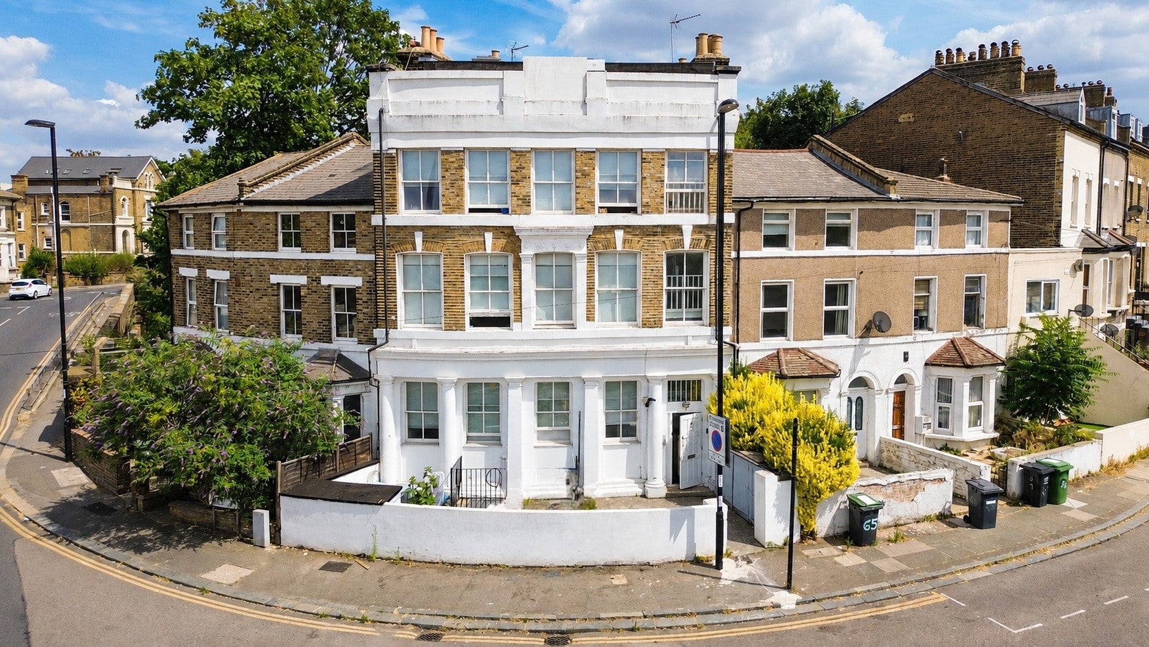 Flat Courthill Road in Greater London
