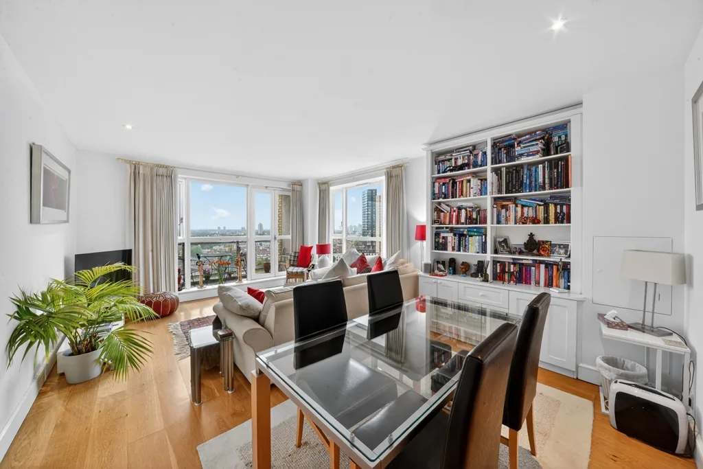 Flat Westferry Circus in Greater London