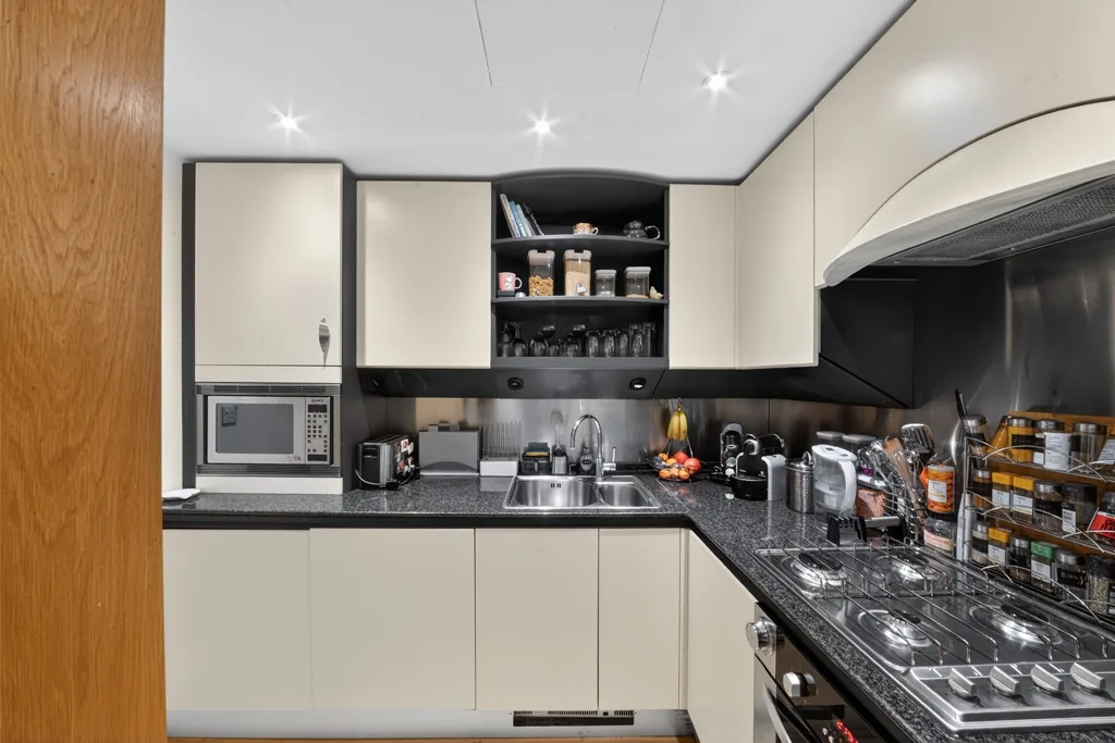 Flat Westferry Circus in Greater London