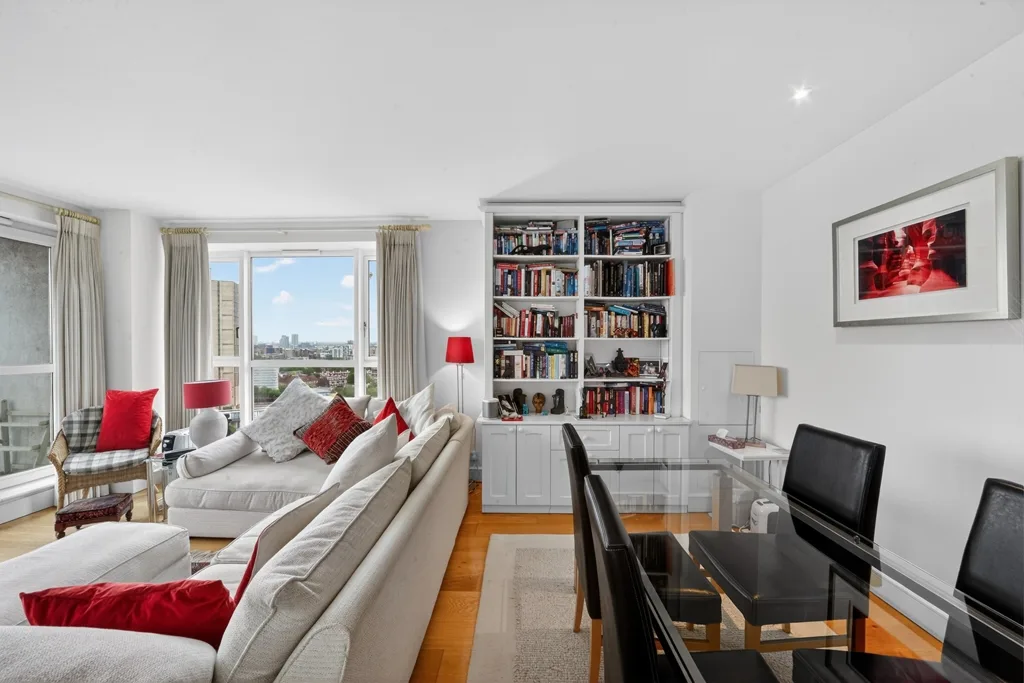 Flat Westferry Circus in Greater London