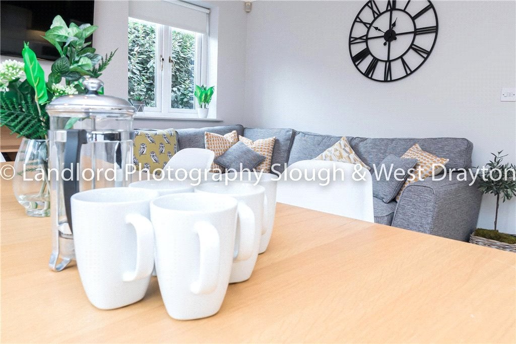 Flat Broomfield in Guildford