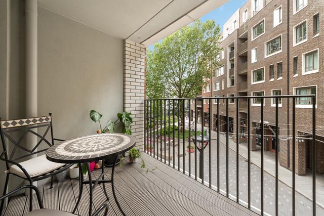 Flat Sayer Street in Greater London