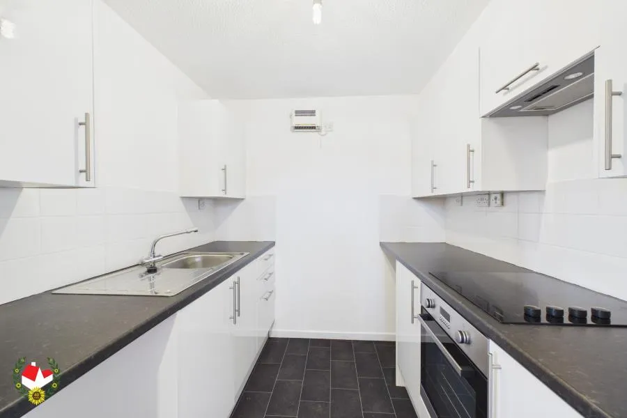 Flat Oakridge Close in Gloucester