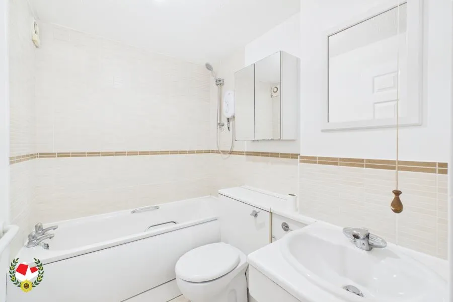 Flat Oakridge Close in Gloucester