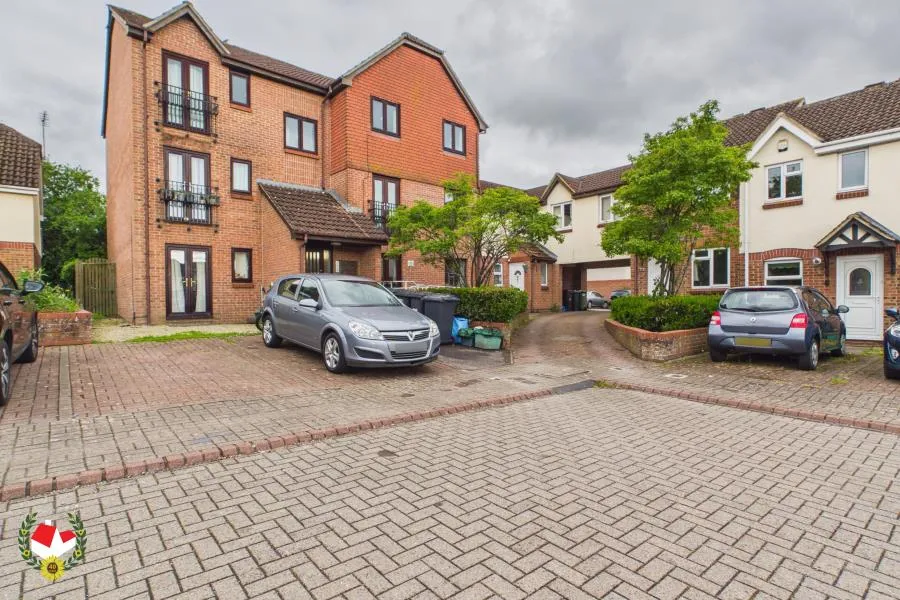 Flat Oakridge Close in Gloucester