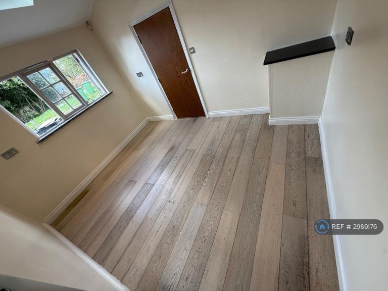 Flat New Barns Way in Epping Forest