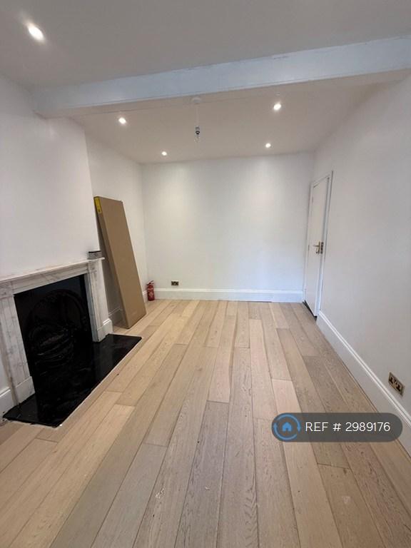 Flat New Barns Way in Epping Forest