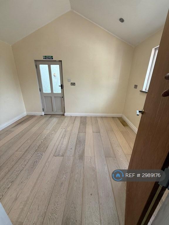 Flat New Barns Way in Epping Forest