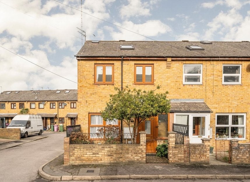 House Woodseer Street in Greater London