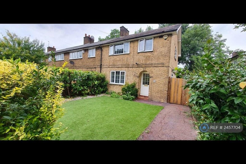 Room Meretone Close in Greater London