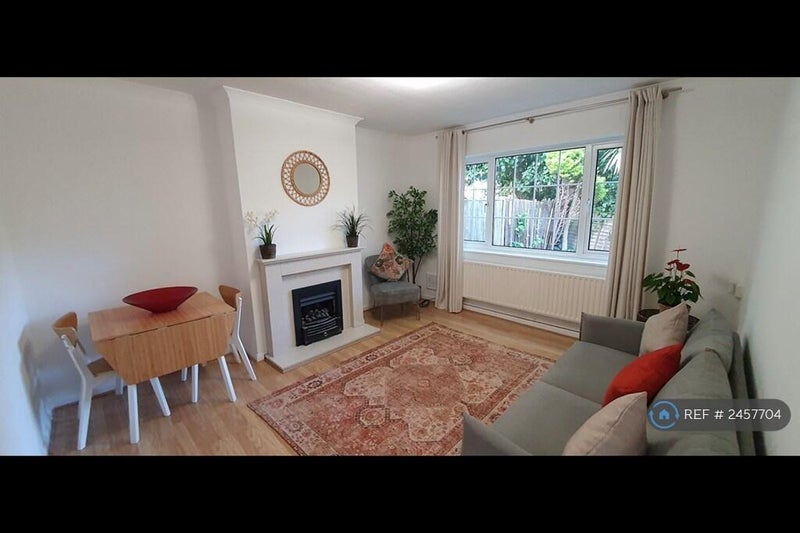 Room Meretone Close in Greater London