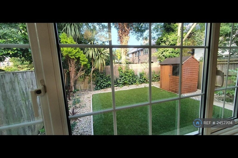 Room Meretone Close in Greater London