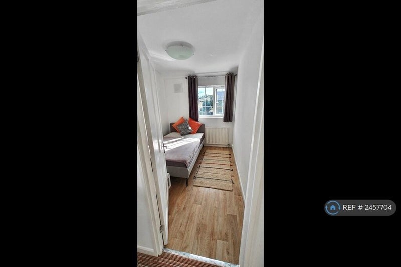 Room Meretone Close in Greater London