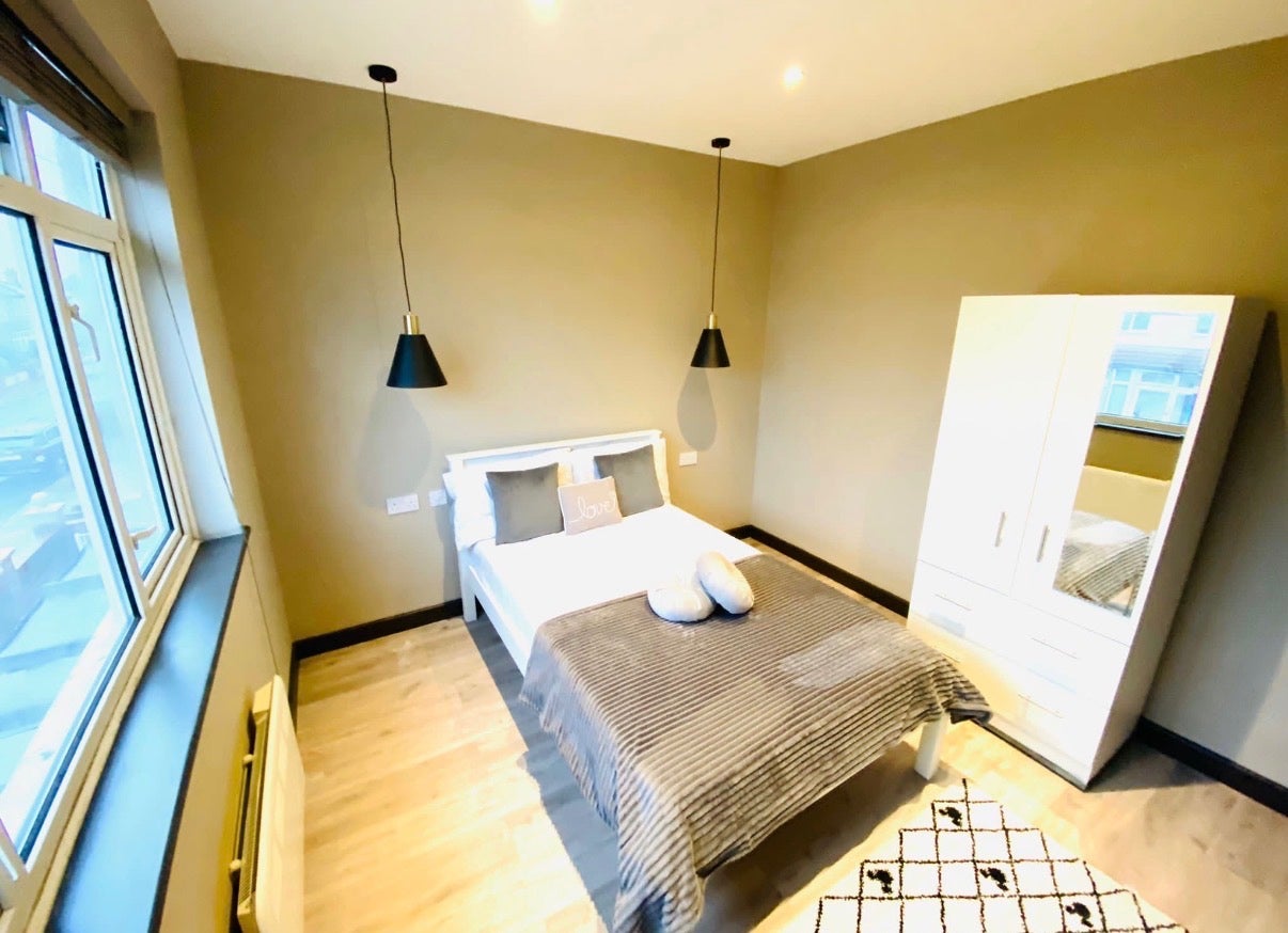 Room Woodmansterne Road in Greater London