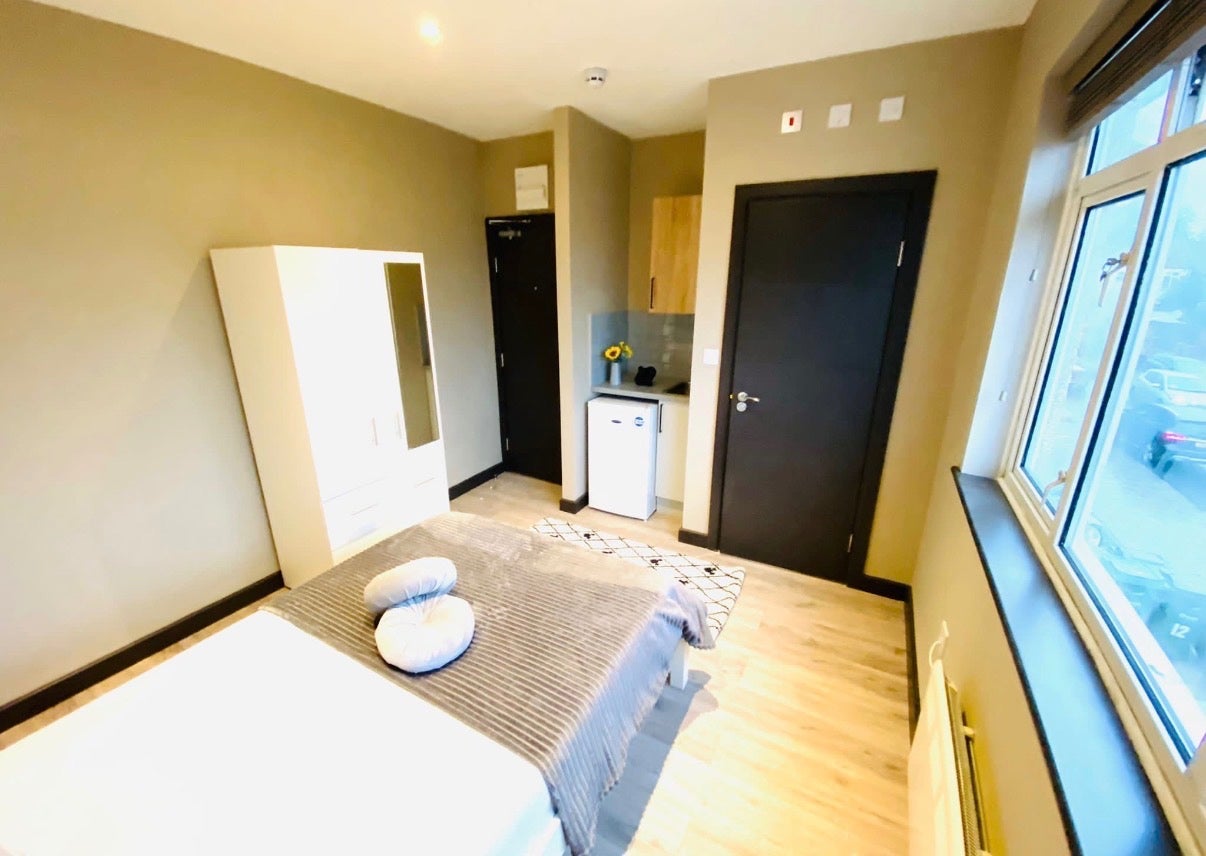 Room Woodmansterne Road in Greater London