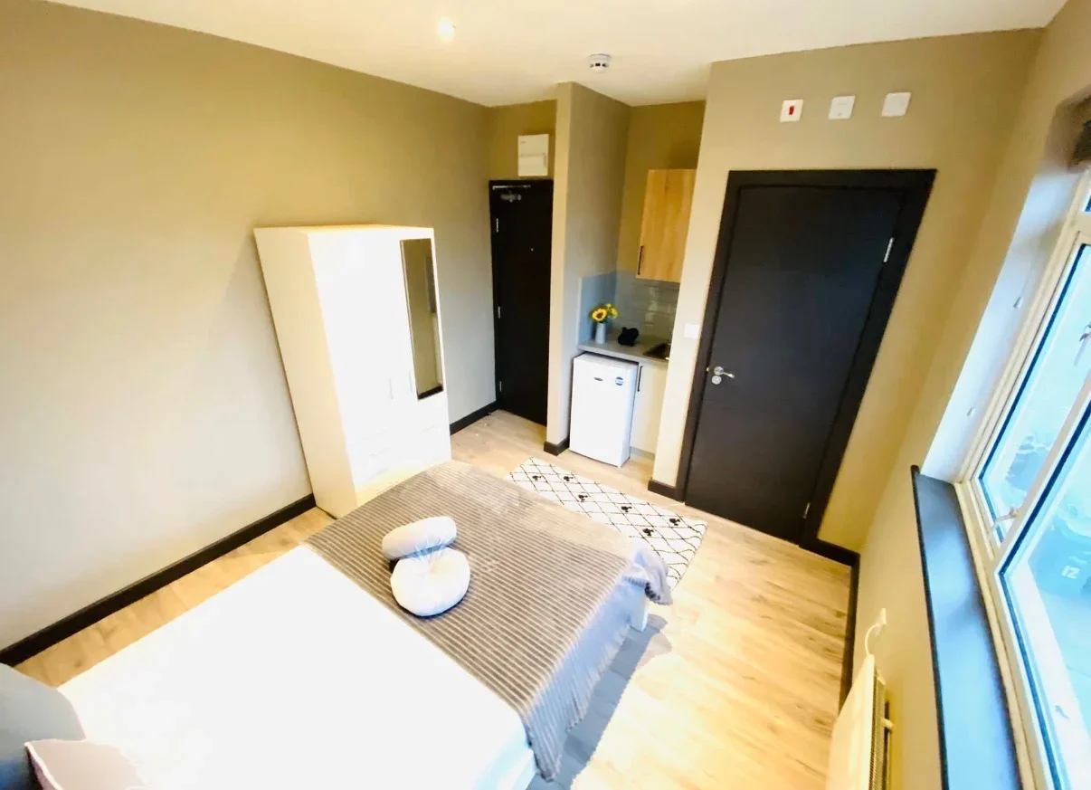 Room Woodmansterne Road in Greater London
