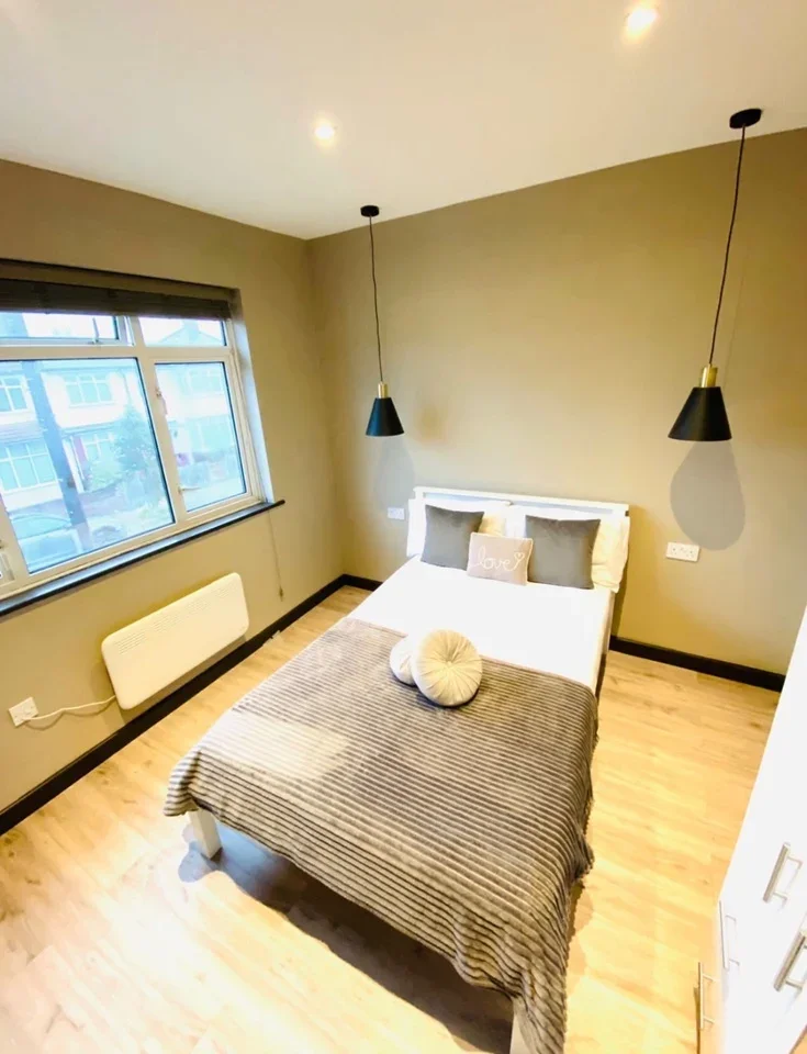 Room Woodmansterne Road in Greater London