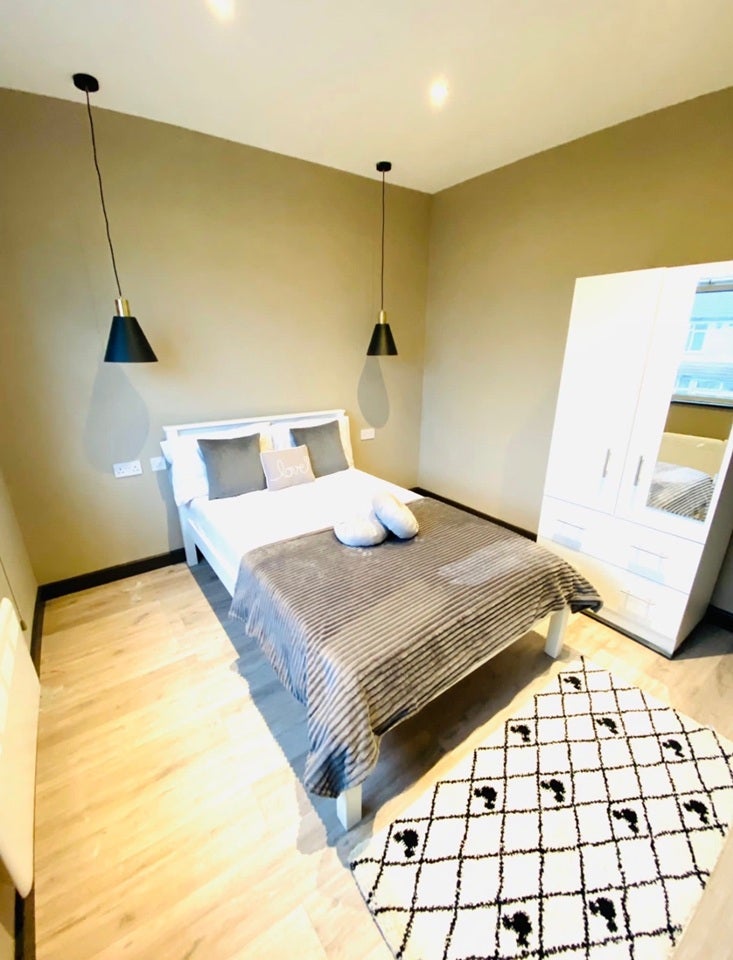 Room Woodmansterne Road in Greater London