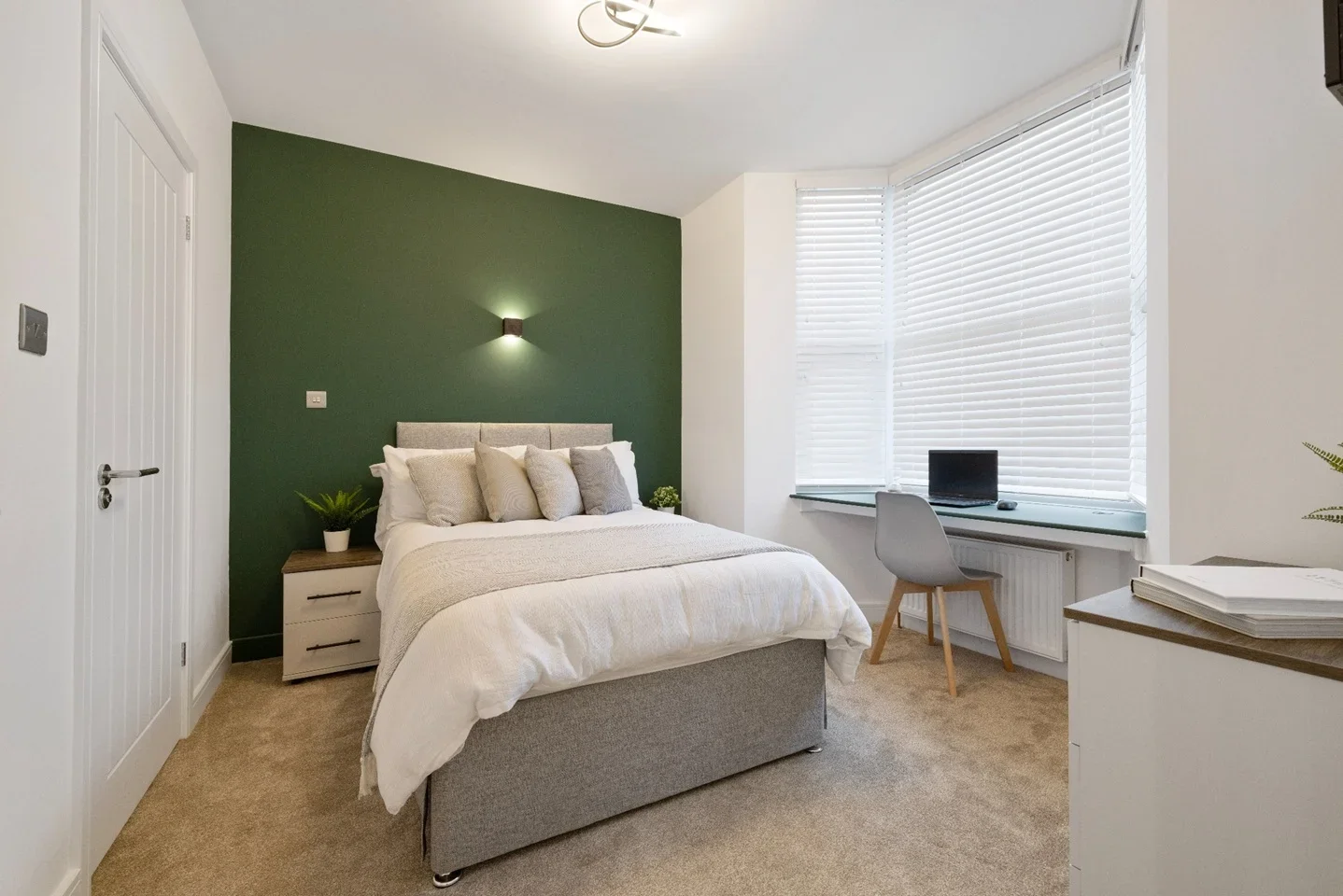 Room Seaview Road in Gillingham