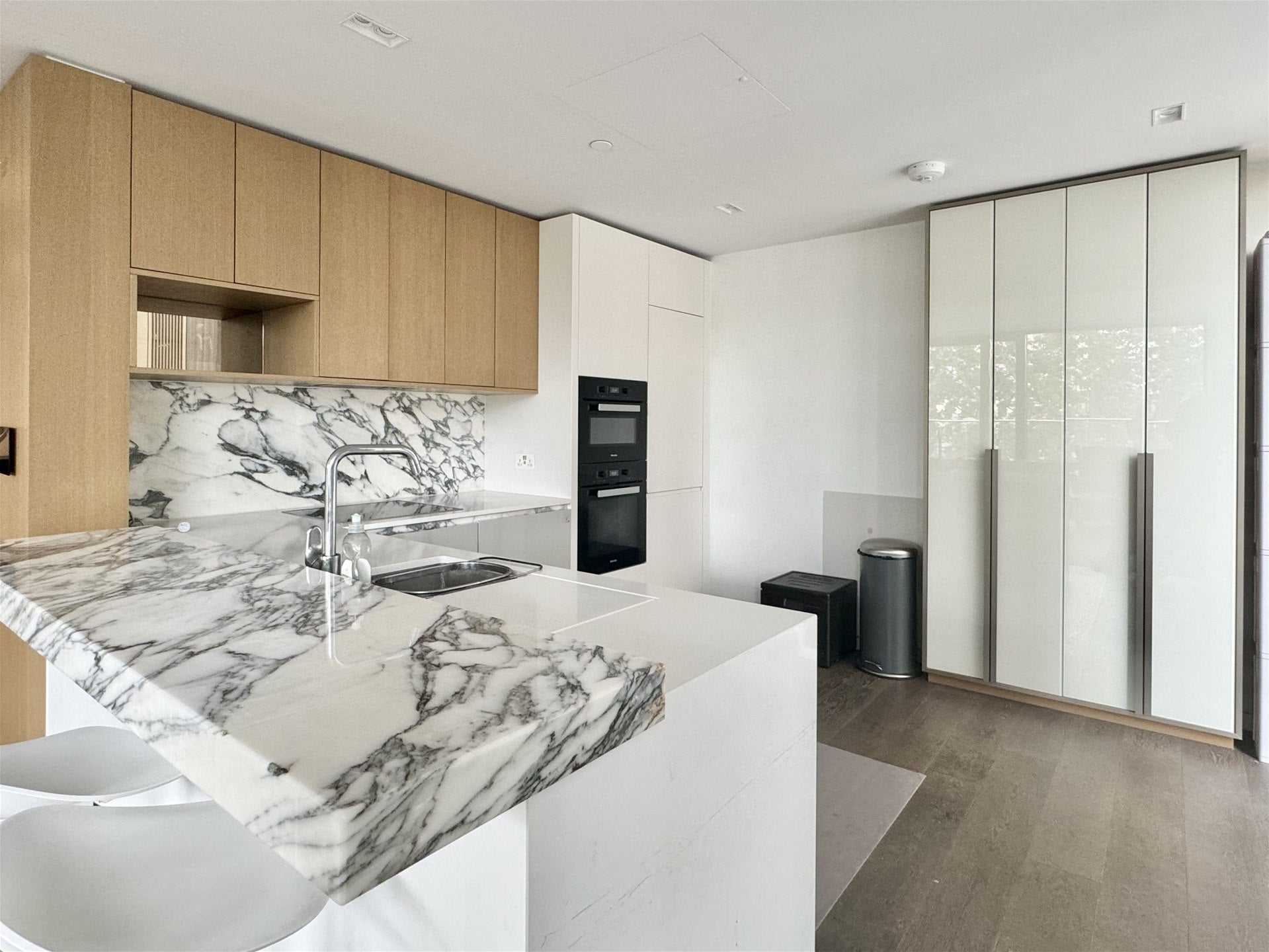 Flat Sutton Walk in Greater London