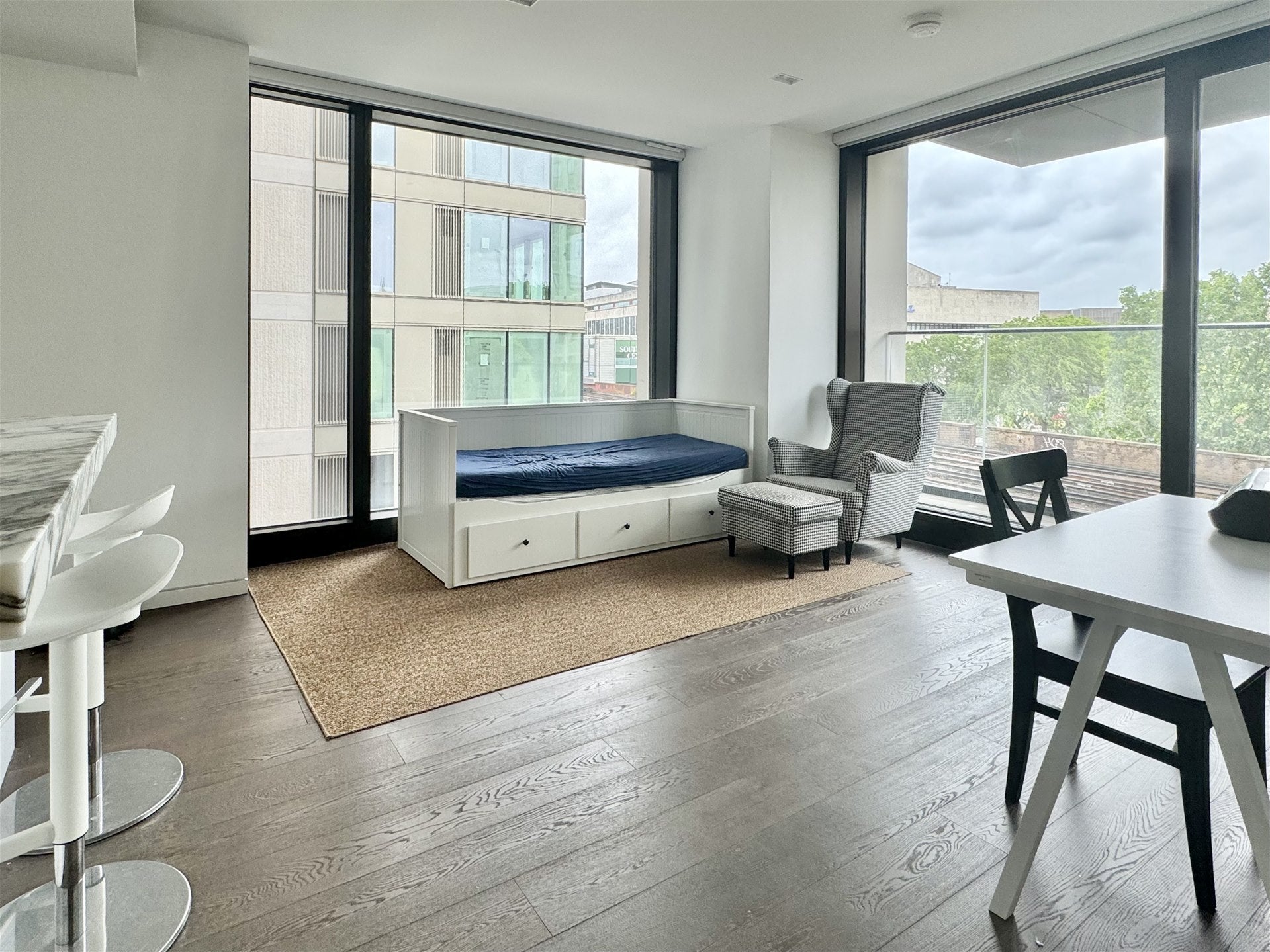 Flat Sutton Walk in Greater London