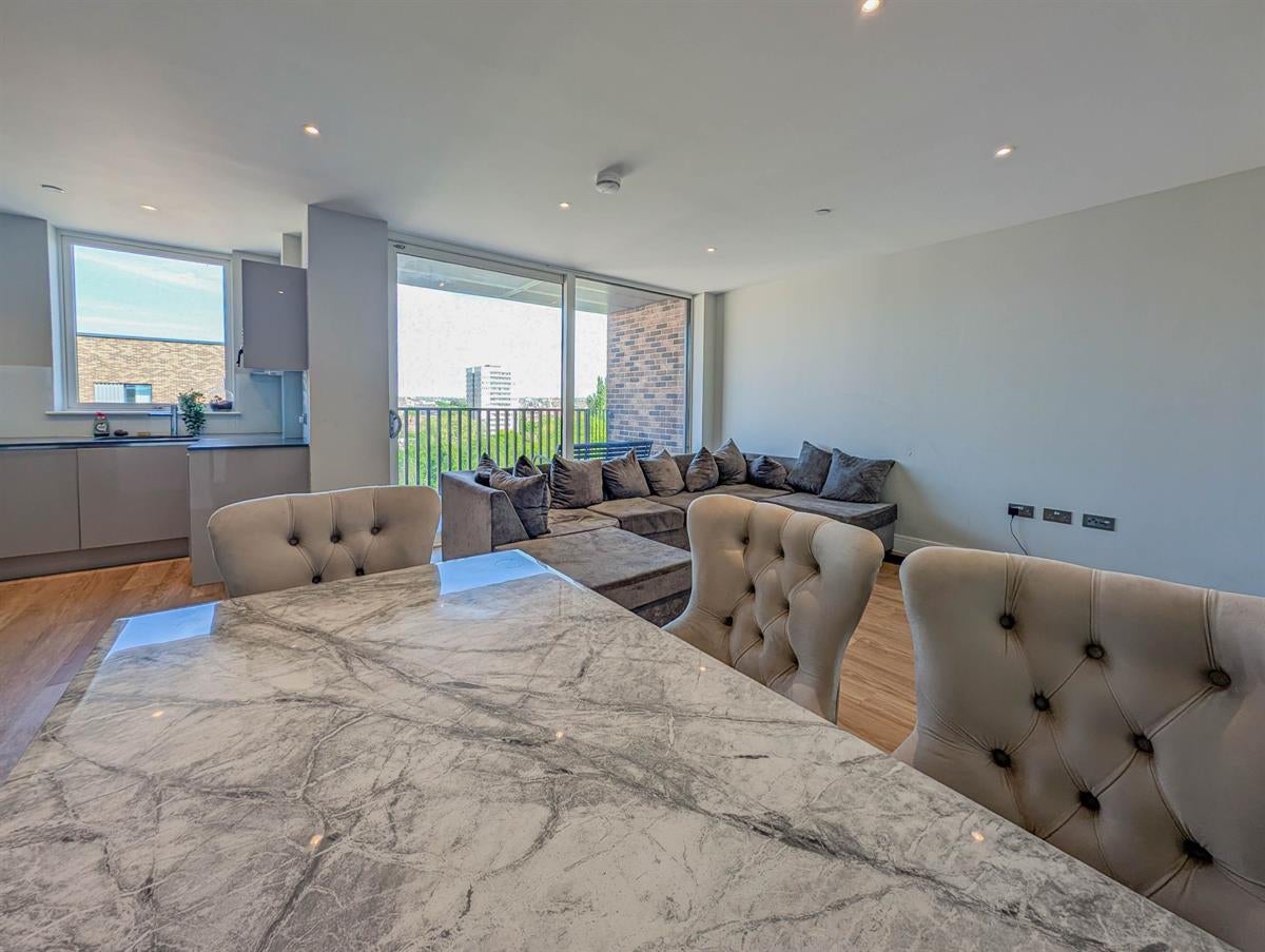 Flat Plough Lane in Greater London