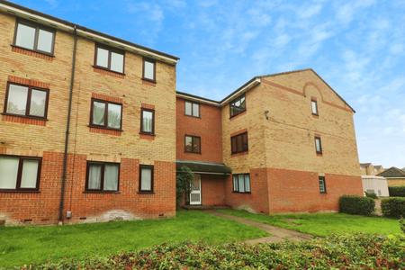Flat Fairview Road in Stevenage