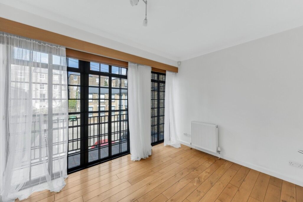 Flat St Paul's Crescent in Greater London