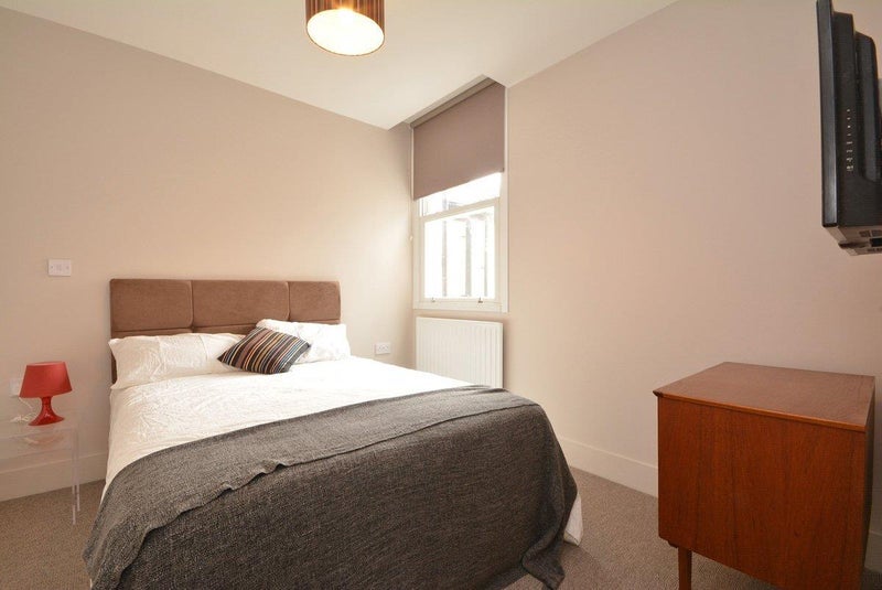 Room Lindrop Street in Greater London