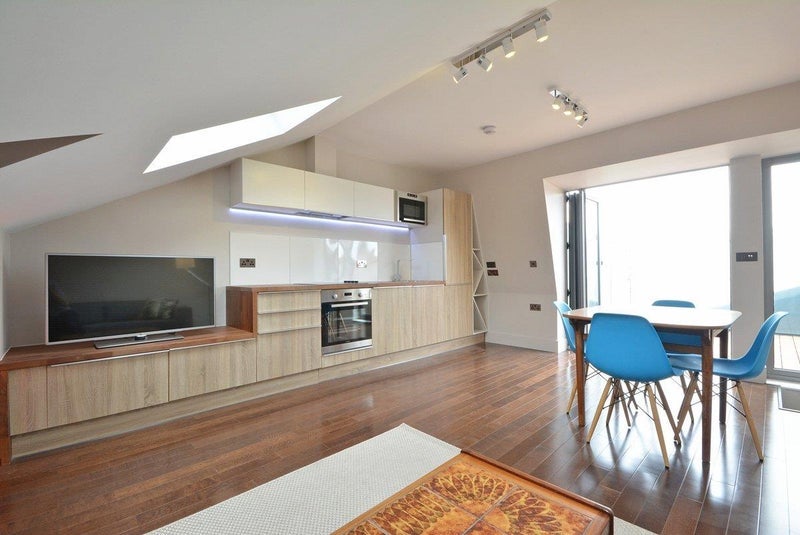 Room Lindrop Street in Greater London