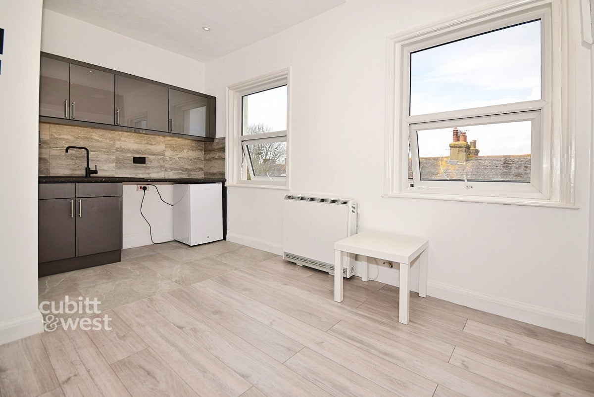 Flat Cross Keys in Crawley