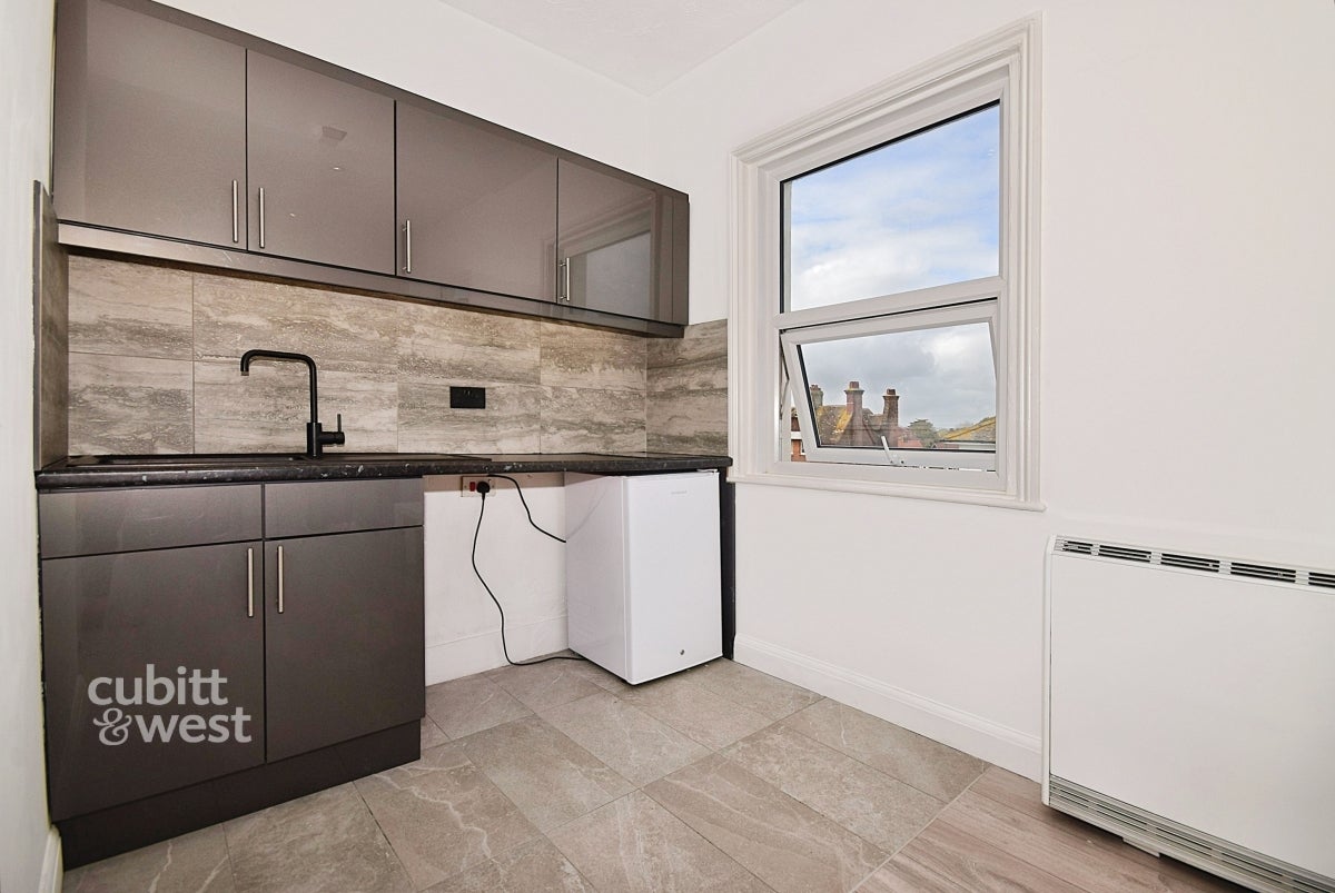 Flat Cross Keys in Crawley