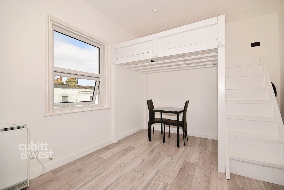 Flat Cross Keys in Crawley