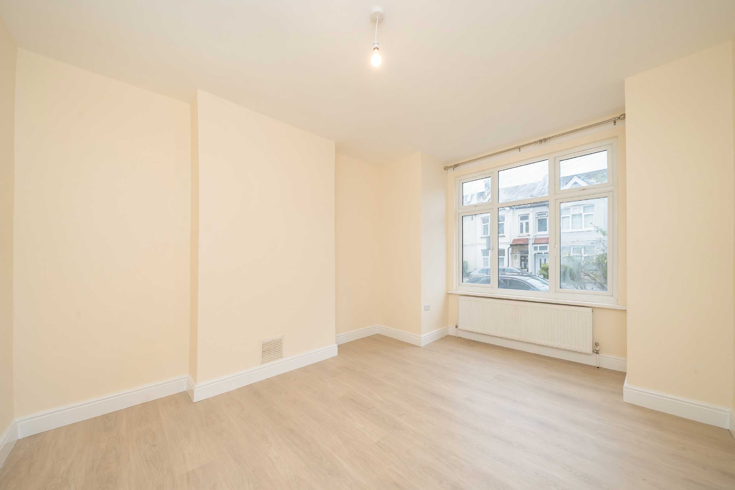 Flat Gassiot Road in Greater London