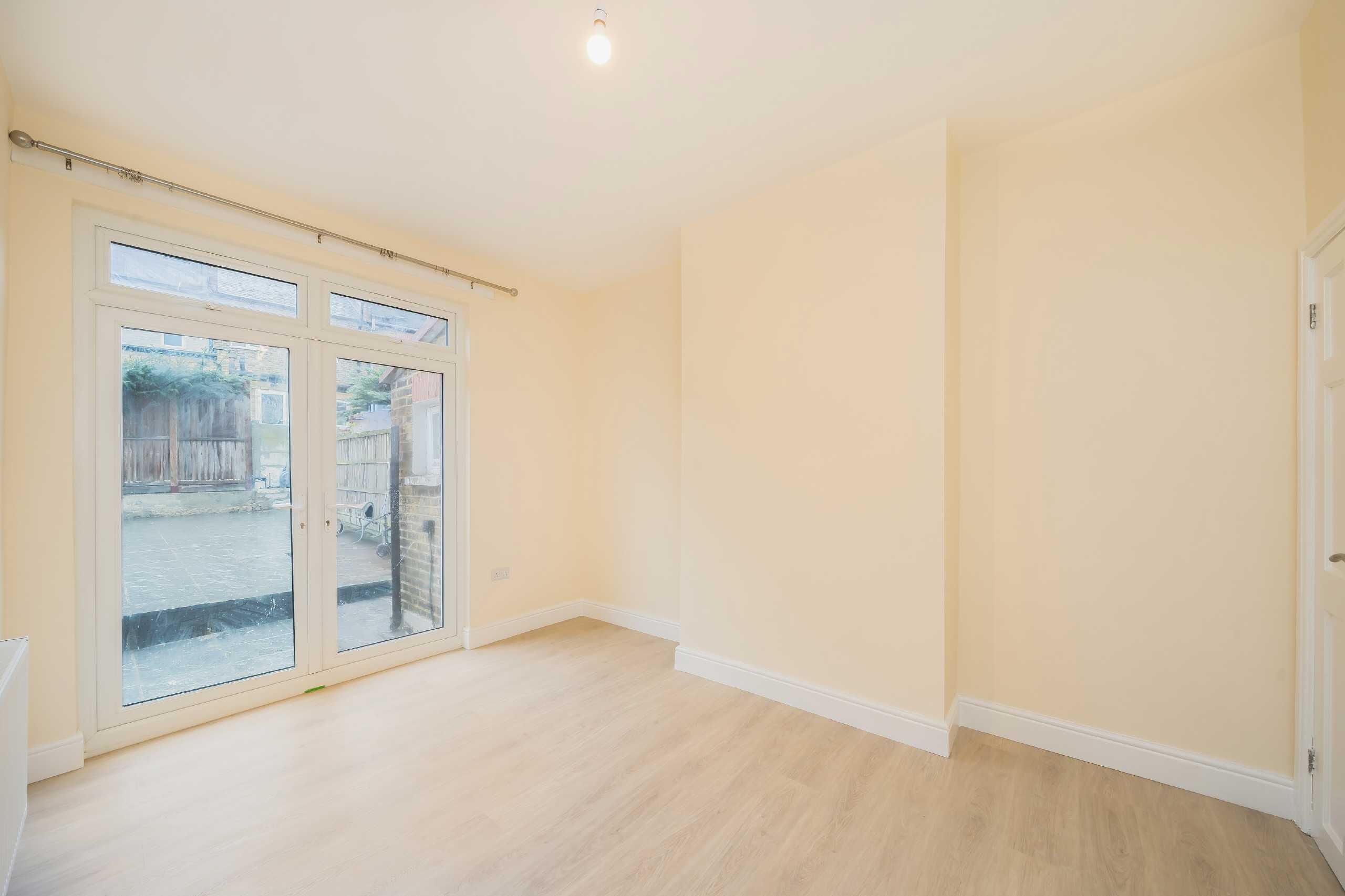 Flat Gassiot Road in Greater London