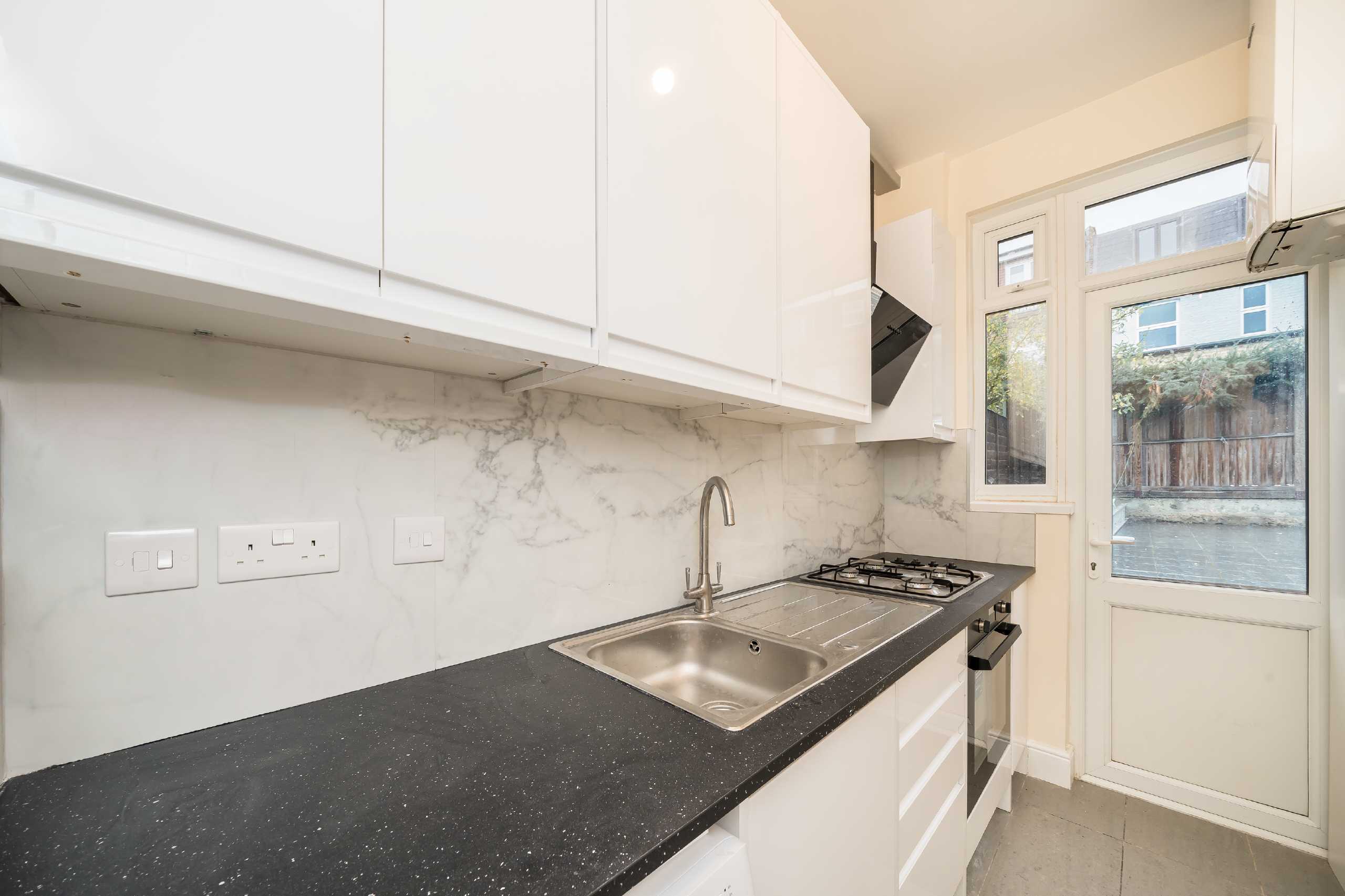 Flat Gassiot Road in Greater London