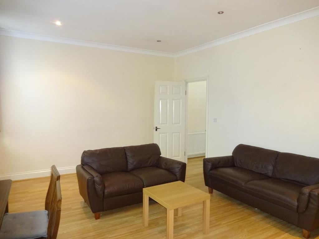 Flat Wellesley Road in Greater London
