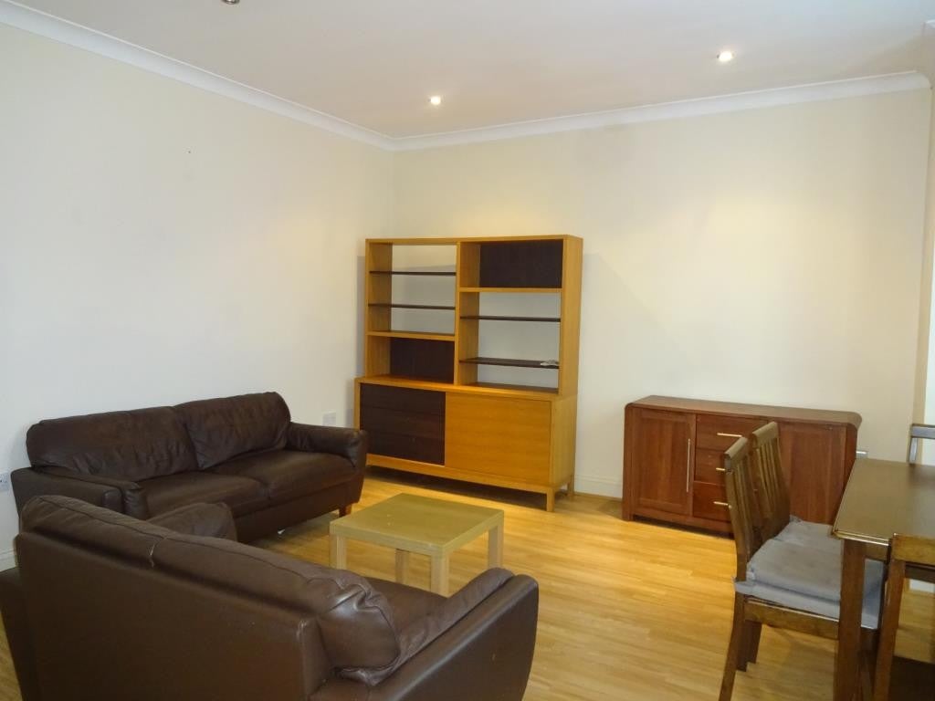 Flat Wellesley Road in Greater London