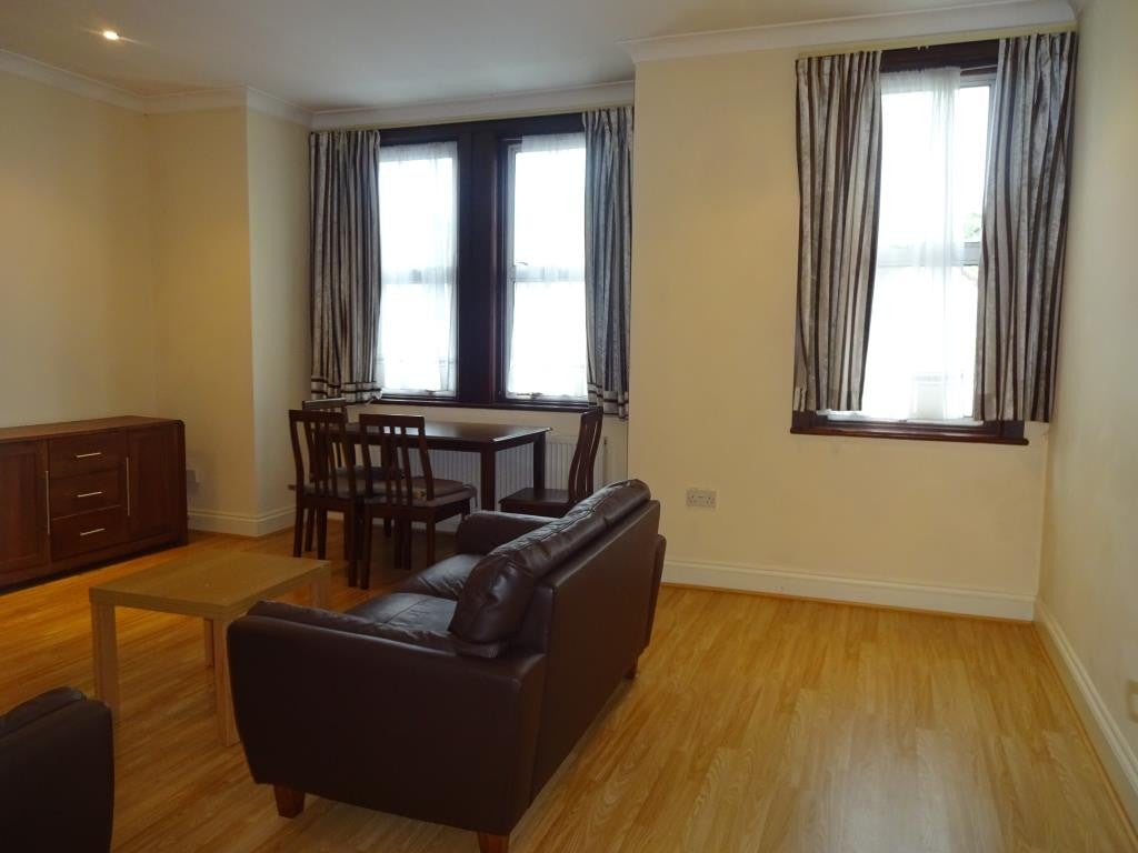 Flat Wellesley Road in Greater London