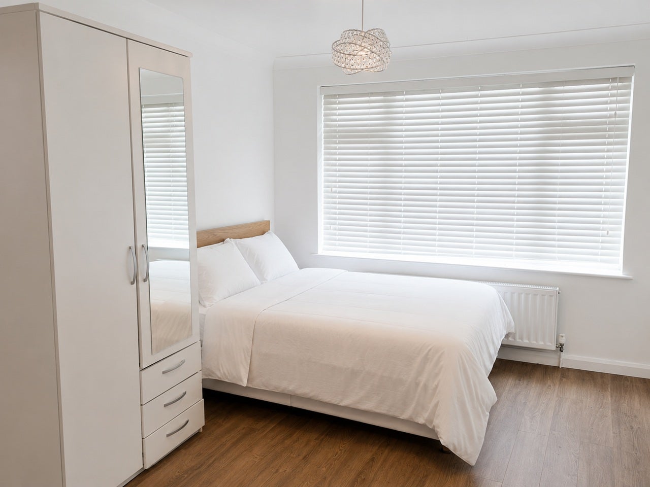 Room Katherine Drive in Dunstable