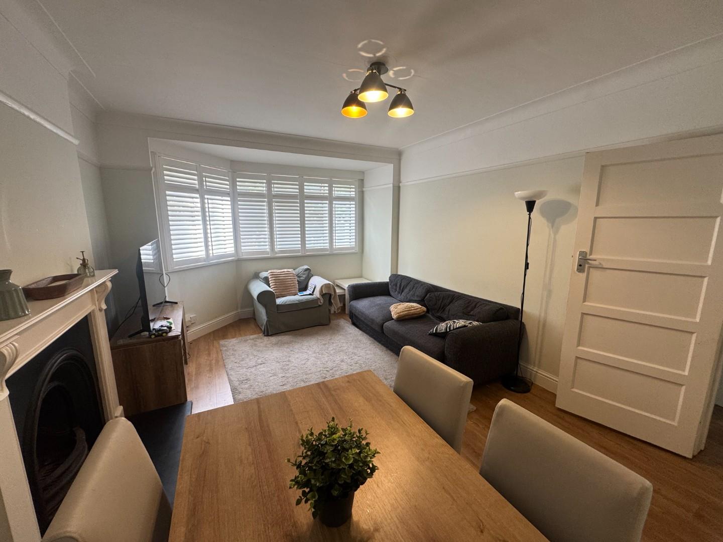 Flat Avenue Crescent in London