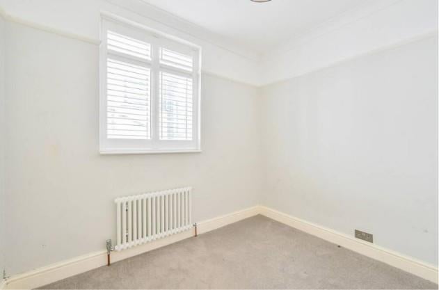 Flat Avenue Crescent in London