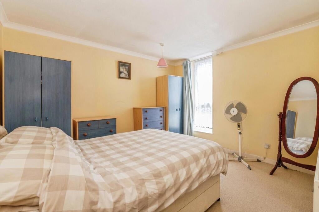 House Larkspur Way in Basildon