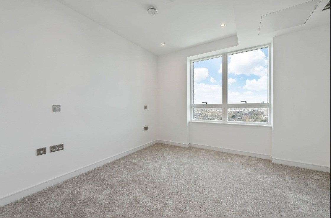 Flat Grant Road in Greater London