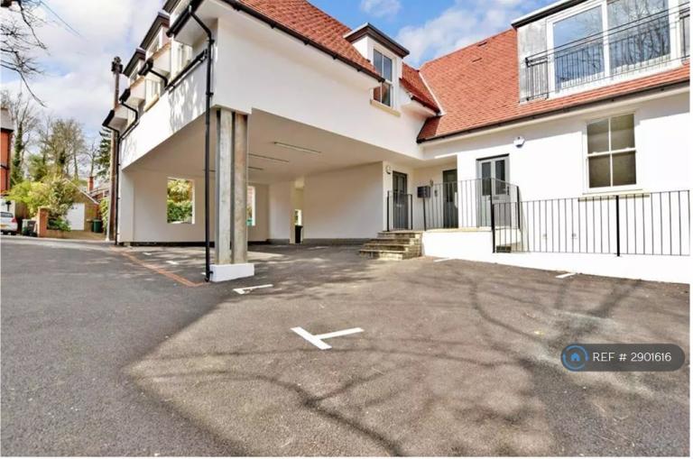 Flat Hatchlands Road in Reigate and Banstead